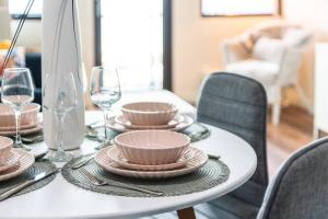 弗兰克斯顿Sails by the Bay - Ocean Views - Wi-Fi - Netflix的一张桌子上放有盘子和酒杯 更多22张照片