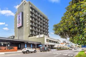 弗兰克斯顿Sails by the Bay - Ocean Views - Wi-Fi - Netflix的街道上一辆汽车停泊的城市街道上的建筑