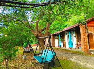 a swing in a yard next to a house at Hula Garden in Shitan