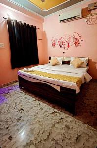 Cama ou camas em um quarto em HOTEL KRISHNA INN, NAINI
