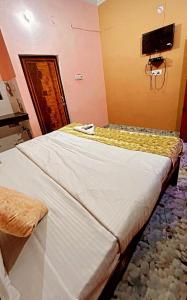 um quarto com uma cama grande num quarto em HOTEL KRISHNA INN, NAINI em Prayagraj
