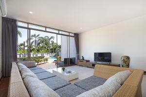 sala de estar con sofá grande y TV en 3BR Villa next MissionHills Golf Villa Argent 7 en Ban Muang Mai