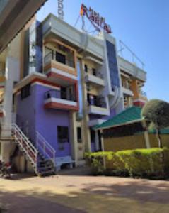 Dhūlia的住宿－Hotel Rasraj , Dhule，前面有楼梯的建筑