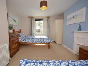 1 dormitorio con 2 camas, vestidor y ventana en 2 Bed in Wells VESPE en Wells