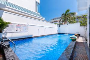 a swimming pool in the middle of a building at B2.20 Hoàng Sơn in Vung Tau