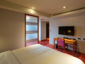 Sjónvarps- og/eða afþreyingartæki á Rich & Free Hotel - Fuzhong 富逸旅趣-板橋府中館