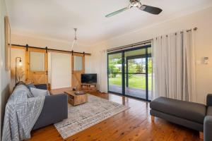 TV a/nebo společenská místnost v ubytování Clematis Cottage - Indoor-outdoor Mudgee Lifestyle