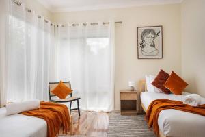 Postel nebo postele na pokoji v ubytování Clematis Cottage - Indoor-outdoor Mudgee Lifestyle