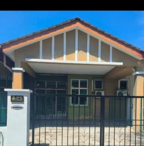 a house with a gate in front of it at IRDINA HOMESTAY forMuslims - Changlun in Changlun