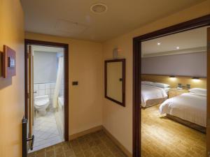 Rúm í herbergi á Rich & Free Hotel - Fuzhong 富逸旅趣-板橋府中館