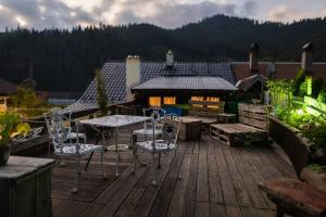 una terrazza con sedie e tavolo e un edificio di Tatra Magic a Malužiná
