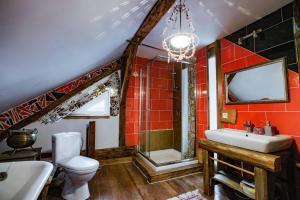 Malužiná的住宿－Tatra Magic，浴室配有卫生间、盥洗盆和浴缸。