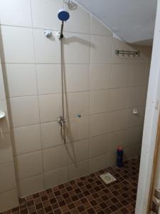 y baño con ducha y suelo de baldosa. en ML rental Battambang en Battambang