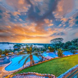 een luchtzicht op een resort met een zwembad bij Chobe Safari Lodge in Kamdini