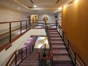 台北的住宿－Rich & Free Hotel - Fuzhong 富逸旅趣-板橋府中館，一座有水池的建筑中的楼梯