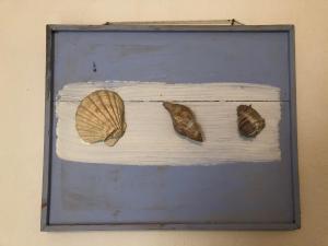 a picture of three seashells on a wall at El bungaló in Tecolutla