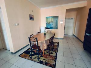 - une cuisine et une salle à manger avec une table et des chaises dans l'établissement Marina Court Resthouse KK, à Kota Kinabalu