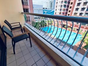 d'un balcon avec vue sur la piscine. dans l'établissement Marina Court Resthouse KK, à Kota Kinabalu