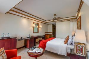 een hotelkamer met een bed en een keuken bij Chobe Safari Lodge in Kamdini