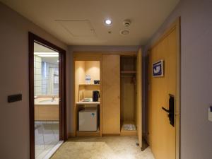 Eldhús eða eldhúskrókur á Rich & Free Hotel - Fuzhong 富逸旅趣-板橋府中館