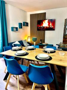 uma sala de jantar com uma mesa e cadeiras azuis em Chionodoxa Places em Camigliatello Silano