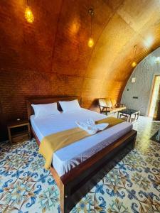 1 dormitorio con 1 cama grande en una habitación en Historic Heaven wayanad en Vythiri