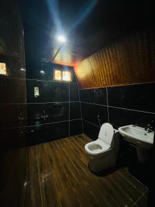 uma casa de banho com um WC e um lavatório em Historic Heaven wayanad em Vythiri
