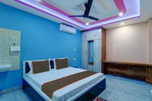 1 dormitorio con 1 cama con techo púrpura en Hotel Rl & Banquet Hall, en Guwahati