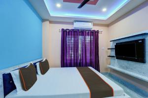 1 dormitorio con 1 cama grande y chimenea en Hotel Rl & Banquet Hall, en Guwahati