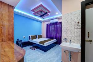 Habitación con baño con cama y lavabo. en Hotel Rl & Banquet Hall, en Guwahati