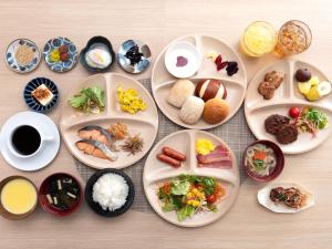 un montón de platos de comida en una mesa en Super Hotel Osaka Natural Hot Springs, en Osaka