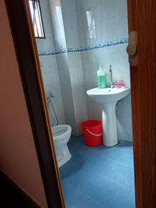 ein Bad mit einem Waschbecken und einem WC in der Unterkunft Meranti Homestay in Bentong