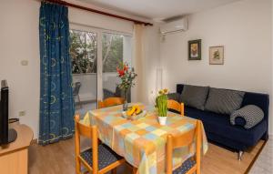 Posezení v ubytování Awesome Apartment In Baska With Kitchen