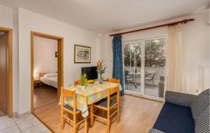 Posezení v ubytování Awesome Apartment In Baska With Kitchen