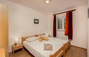 Postel nebo postele na pokoji v ubytování Awesome Apartment In Baska With Kitchen