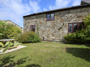 a stone building with a picnic table in the yard at 2 Bed in Godshill IC129 in Godshill