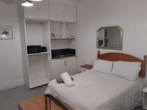 Ένα ή περισσότερα κρεβάτια σε δωμάτιο στο Large room near Singleton Hospital ensuite R6