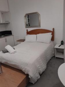 מיטה או מיטות בחדר ב-Large room near Singleton Hospital ensuite R6