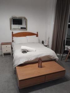 Llit o llits en una habitació de Large room near Singleton Hospital ensuite R6