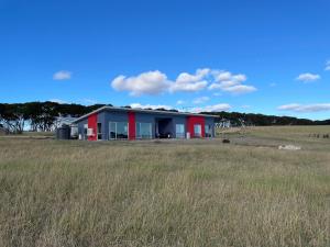 a house in the middle of a field at Ocean Yakka, Kangaroo Island in Penneshaw