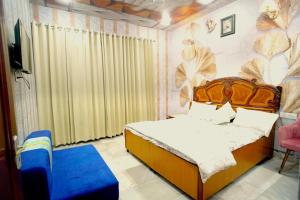 1 dormitorio con 1 cama y TV en ISTA INN HOMESTAY, en Amritsar