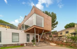 een huis bovenop een heuvel met glas bij Stunning Home In Pinos De Alhaurn With Private Swimming Pool, Can Be Inside Or Outside in Alhaurín de la Torre