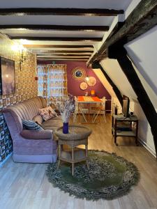 a living room with a purple couch and a table at SOEPP the B&B in Alkmaar