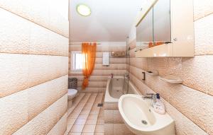 Koupelna v ubytování Two-Bedroom Apartment In Kastel Kambelovac