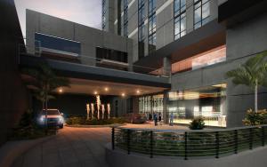 un edificio con un'auto parcheggiata di fronte di The B Hotel Quezon City a Manila