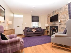 uma sala de estar com dois sofás e uma lareira em 2 Bed in Edinburgh 42778 em Roslin
