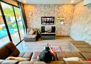 Un niño tumbado en un sofá en una sala de estar en Por House99 poolvilla, en Hua Hin
