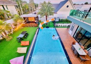 una vista aérea de un patio trasero con piscina y tobogán en Por House99 poolvilla, en Hua Hin