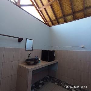 Tangga Bungalows Gili Air的电视和/或娱乐中心