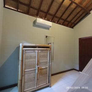 una camera con riscaldamento e soffitto di Tangga Bungalows a Gili Air